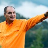 ¿Para dónde señala Aurelio?