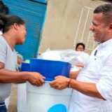 Gobernador entrega ayudas humanitarias en Tumaco
