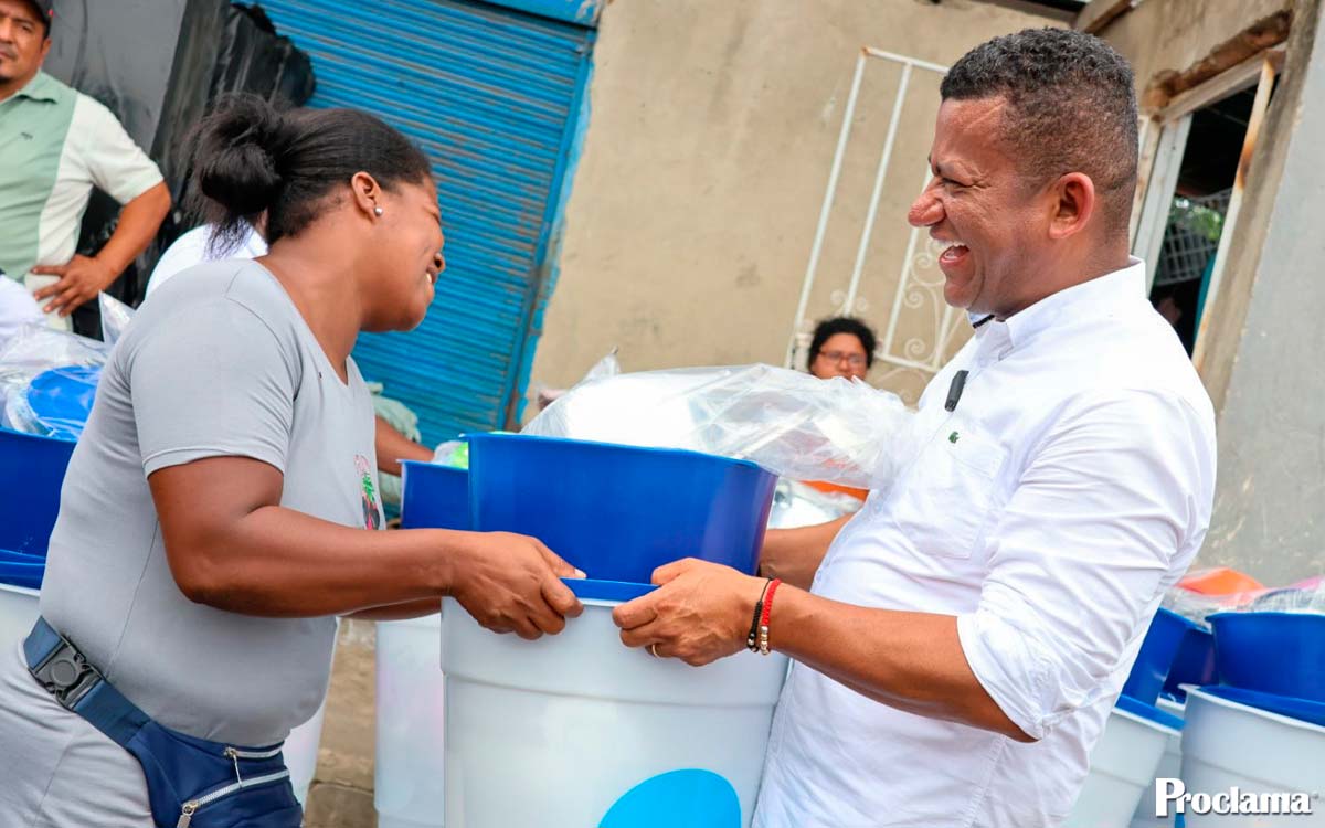 Gobernador-entrega-ayudas-humanitarias-en-Tumaco.jpg