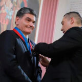 Gregorio Eljach recibe distinciones en el Cauca