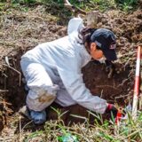 Fosa común con mujer y dos niños en el Cauca