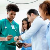 Gobierno pagará salario mínimo a internos de Medicina