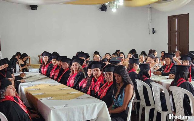 Mujeres en extraedad escolar logran graduarse