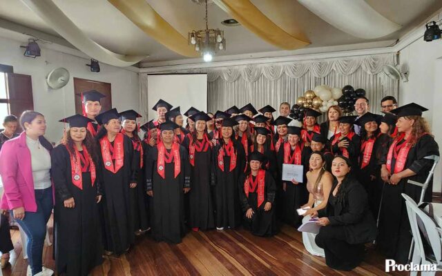Mujeres en extraedad escolar logran graduarse