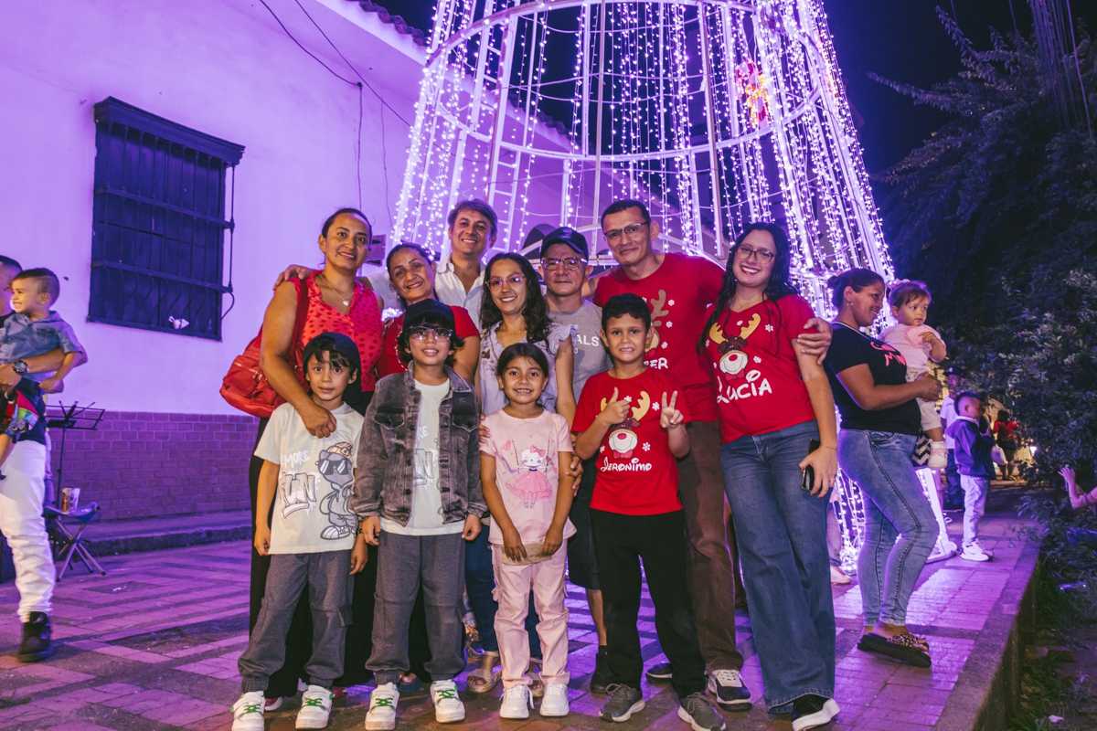 Quilichao-encendio-su-Navidad-masiva-asistencia-en-la-inauguracion-del-alumbrado-2025.jpg