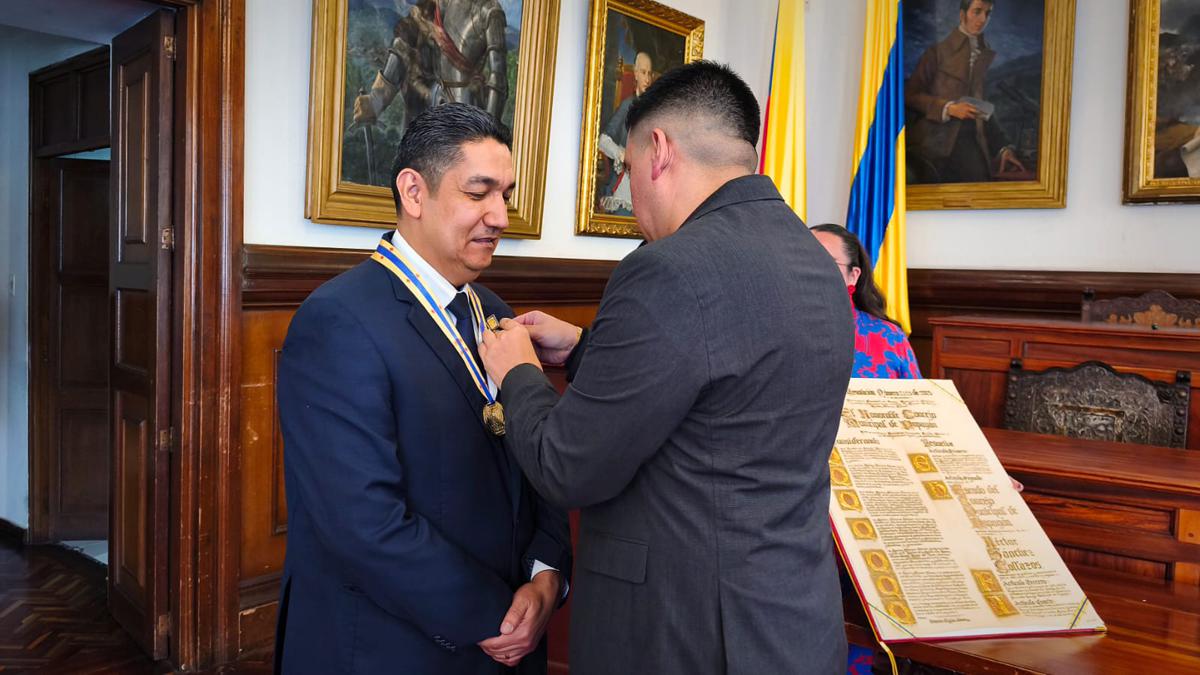 Rector-de-UNIMAYOR-recibe-el-Gran-Escudo-del-Concejo-Municipal-de-Popayan.jpg
