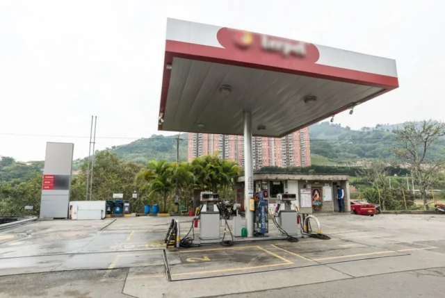 Gobierno anuncia reducción del precio de la gasolina en Colombia