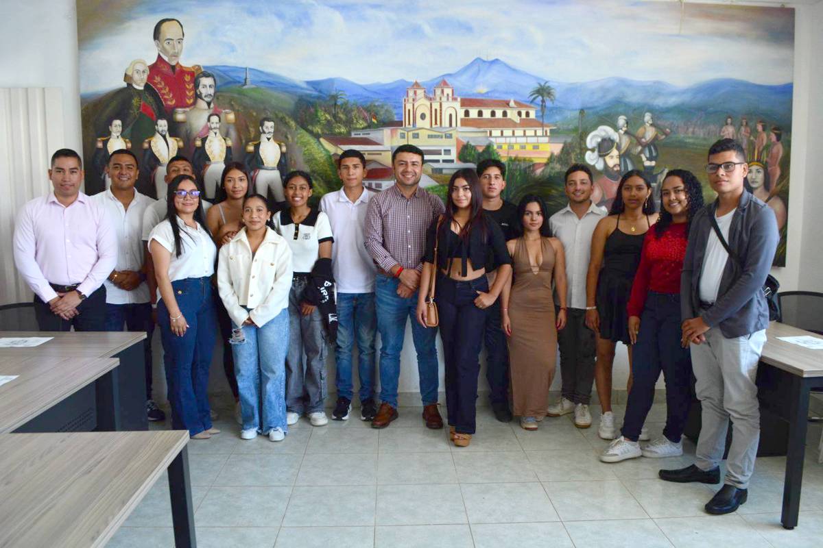El-Tambo-celebra-democracia-juvenil-y-recibe-mobiliario-escolar4.jpg