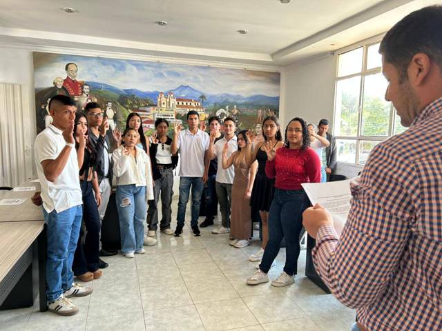 El Tambo celebra democracia juvenil y recibe mobiliario escolar. El Tambo celebra democracia juvenil y recibe mobiliario escolar.