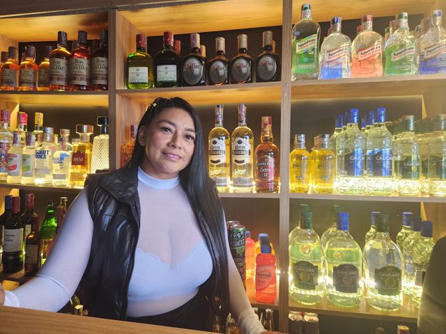 Lina Marcela Castro, propietaria de un bar ubicado en el norte de Popayán Lina Marcela Castro, propietaria de un bar ubicado en el norte de Popayán