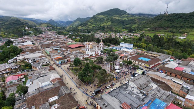 Gobernador del Cauca acompaña carnavales en Silvia y anuncia seguimiento a inversiones estratégicas