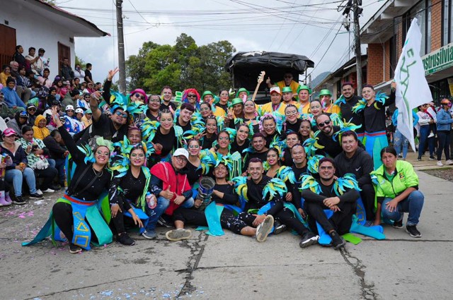 Gobernador del Cauca acompaña carnavales en Silvia y anuncia seguimiento a inversiones estratégicas
