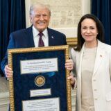 María Corina Machado regala a Trump Premio Nobel de Paz