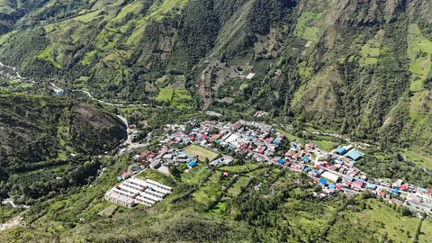 Deslizamiento de tierra en la vereda La Oscurana del municipio de Mallama, Nariño, donde siete personas murieron tras el colapso de viviendas y una escuela.
