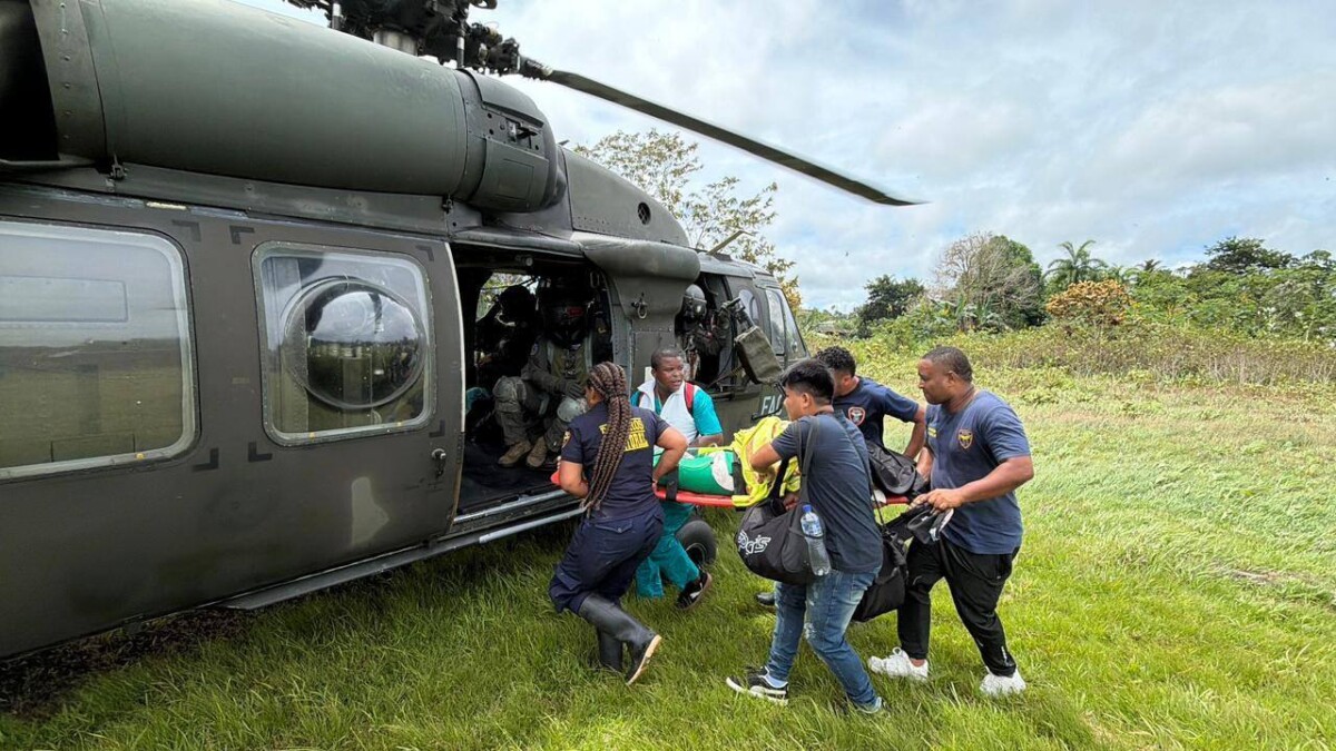 Helicóptero UH-60 de la Fuerza Aeroespacial Colombiana traslada a una mujer de 23 años con hemorragia obstétrica desde Docordó, Chocó, hasta la Clínica Valle del Lili en Cali, con personal médico militar realizando soporte vit