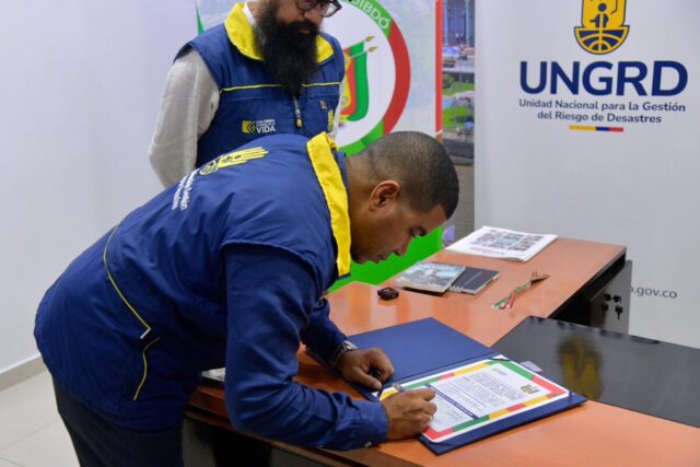 Funcionarios de la UNGRD y la Alcaldía de Quibdó durante la firma del convenio por $5.000 millones para la adquisición de maquinaria destinada a fortalecer la atención de emergencias en el municipio.