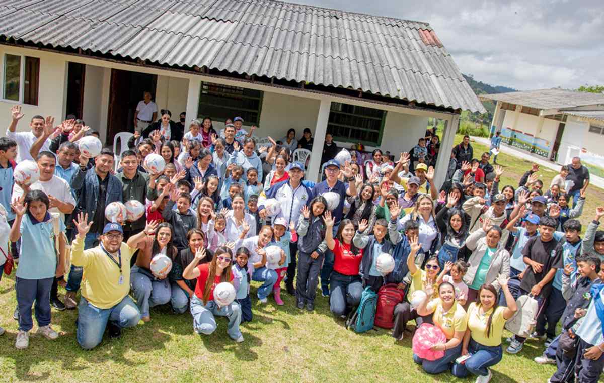 Alcaldia-entrega-kits-escolares-a-estudiantes-rurales-de-Popayan.jpg