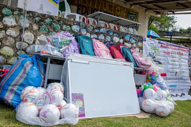 Alcaldía entrega kits escolares a estudiantes rurales de Popayán