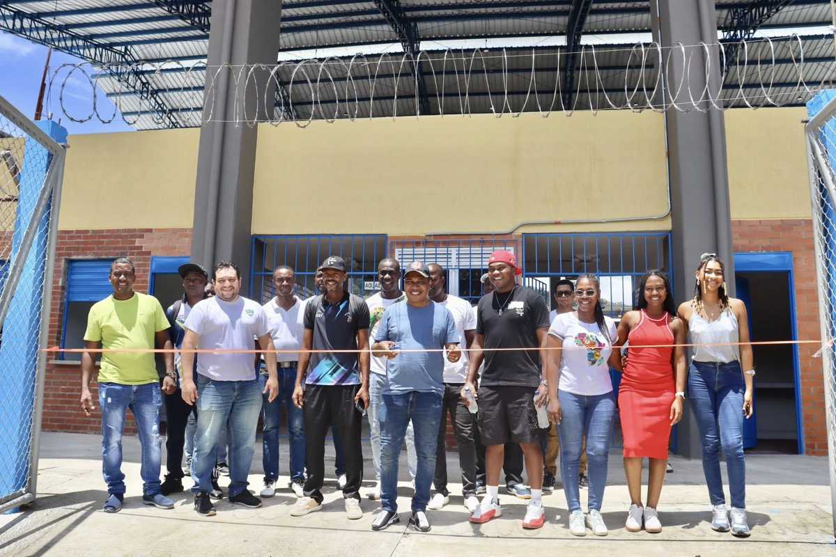 Lopez-de-Micay-recibe-obra-de-remodelacion-del-Coliseo-Municipal.jpg