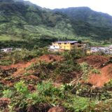 Deslizamiento de tierra en la vereda La Oscurana del municipio de Mallama, Nariño, donde siete personas murieron tras el colapso de viviendas y una escuela.