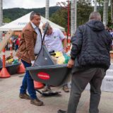 Silvia entrega kits para cuidado ambiental