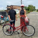 Niños del corregimiento de Boraudo reciben bicicletas donadas por el Ejército Nacional de Colombia y la Fuerza Aeroespacial Colombiana en Lloró, Chocó.