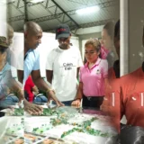 Alcalde Alejandro Eder presenta informe de inversiones en la Comuna 14 durante Encuentro Ciudadano en Santiago de Cali el 19 de febrero de 2026.