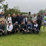 Expertos de la National Audubon Society y la Wildlife Conservation Society observan aves en el kilómetro 18 de Cali durante la Colombia Birdfair 2026.