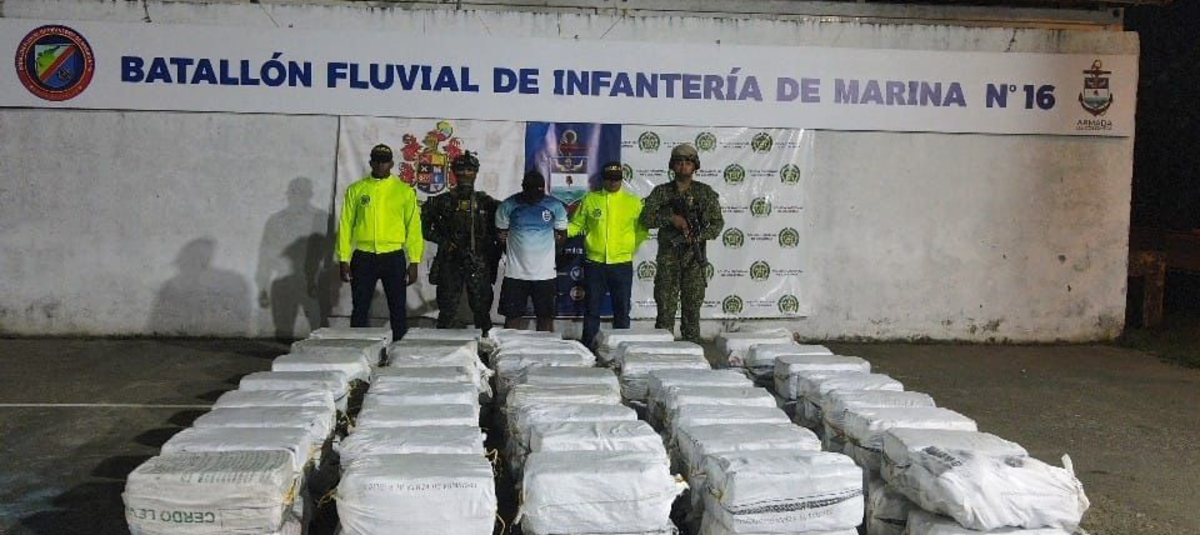 Autoridades inspeccionan cargamento de 1,7 toneladas de cocaína incautado en zona rural de Unguía, Chocó, durante operativo contra el narcotráfico Autoridades inspeccionan cargamento de 1,7 toneladas de cocaína incautado en zona rural de Unguía, Chocó, durante operativo contra el narcotráfico