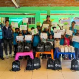 Entrega de kits escolares a estudiantes en Caloto con apoyo de la Alcaldía y Zona Franca del Cauca durante jornada en institución educativa