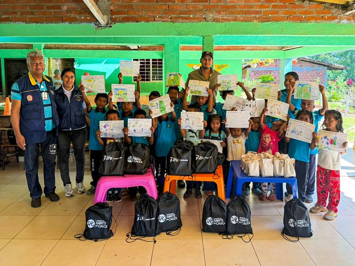Entrega-de-kits-escolares-a-estudiantes-en-Caloto-con-apoyo-de-la-Alcaldia-y-Zona-Franca-del-Cauca-durante-jornada-en-institucion-educativa.webp