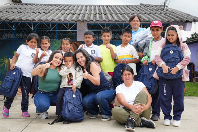 Entrega de kits escolares en veredas rurales en Silvia Cauca Entrega de kits escolares en veredas rurales en Silvia Cauca