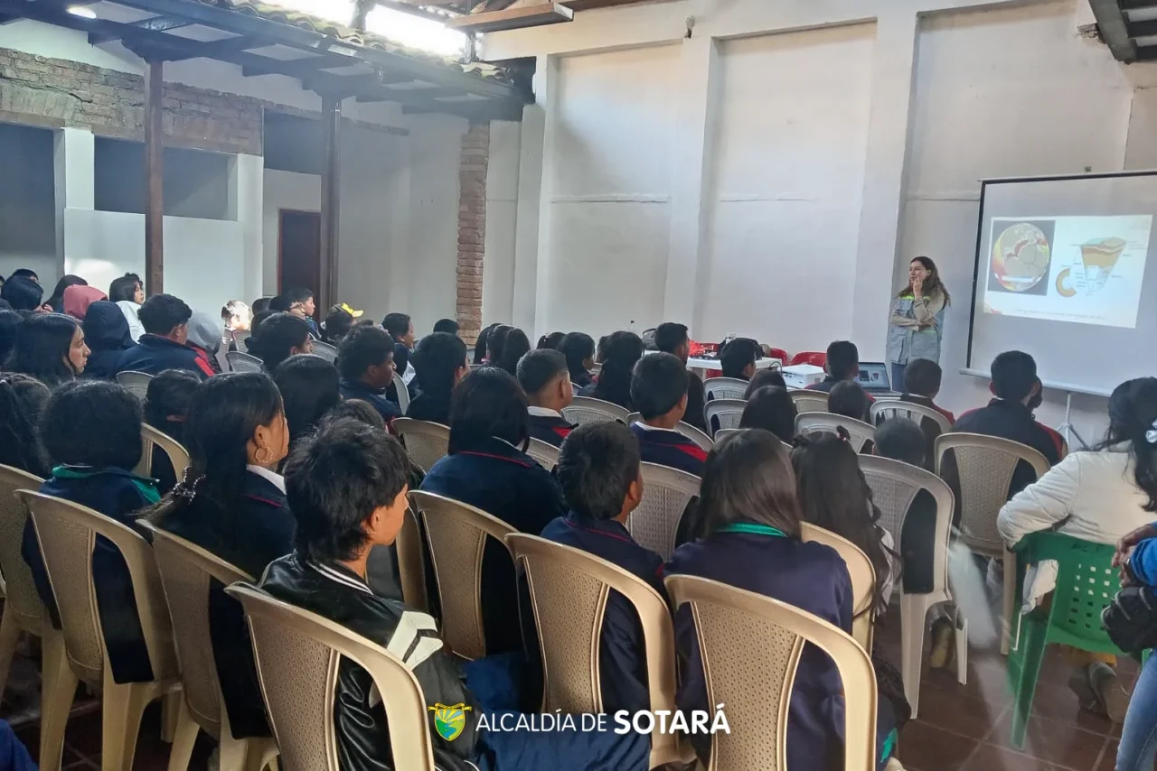 Estudiantes-y-docentes-participan-en-un-taller-sobre-riesgo-volcanico-orientado-por-la-CRC-y-el-Servicio-Geologico-Colombiano-en-una-institucion-educativa-del-Cauca-1280x854.webp