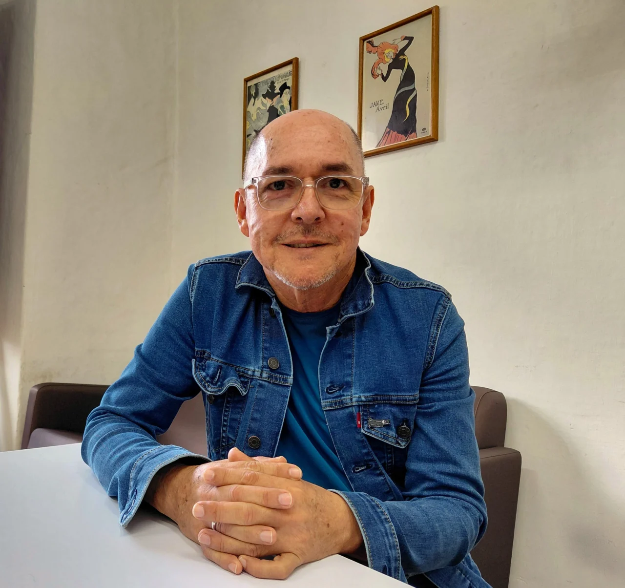Foto Natalia Cáceres. Sentado o de pie, trabajando o quizá descansando, su mente suele trazar mil formas de llevar lo cotidiano al papel