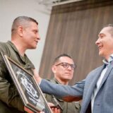 GOES de la Policía condecora al gobernador del Cauca