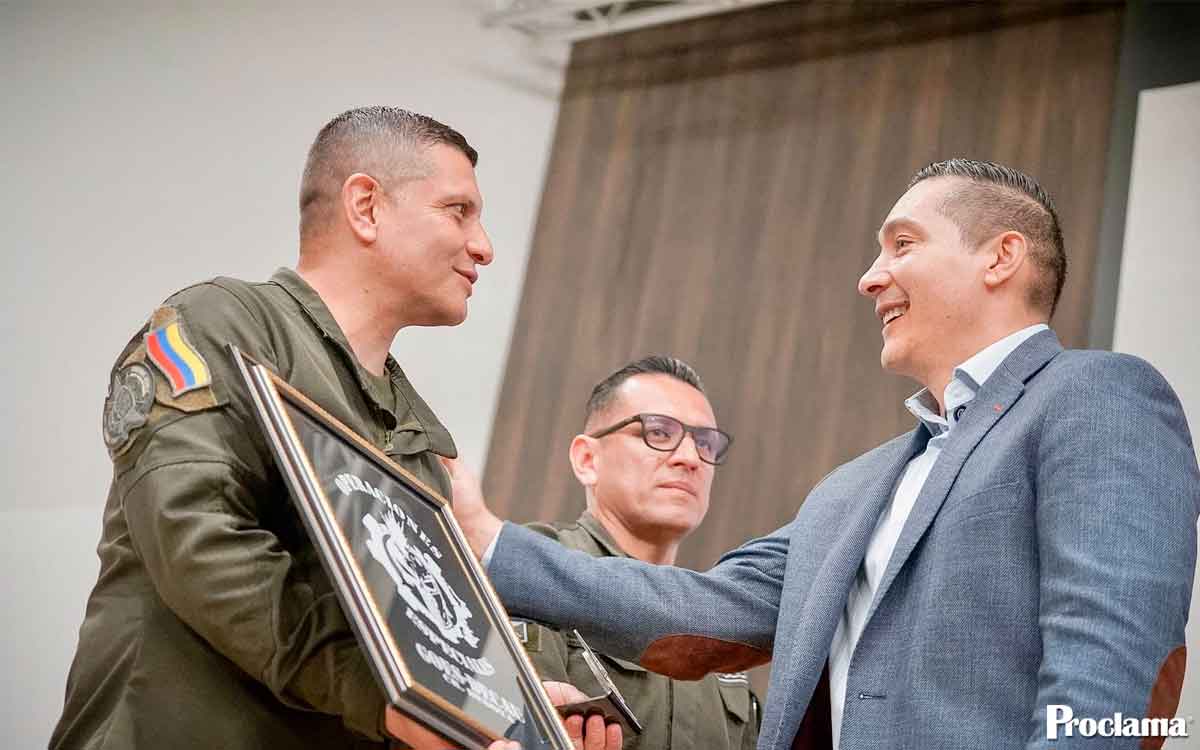 GOES-de-la-Policia-condecora-al-gobernador-del-Cauca.jpg