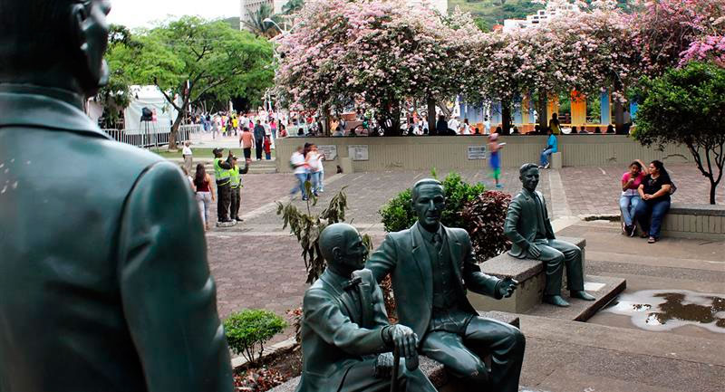 La-agonia-de-los-escribanos-del-parque-de-los-Poetas-Cali.jpg