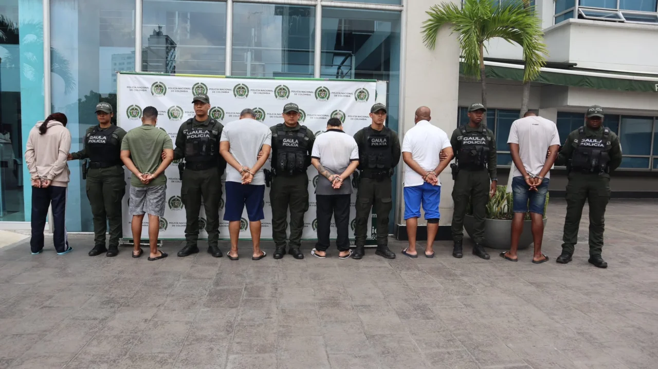 Operativo-de-autoridades-en-Cali-que-dejo-seis-personas-capturadas-por-presunta-participacion-en-una-red-de-extorsion-que-exigia-hasta-200-millones-a-comerciantes-1280x719.webp
