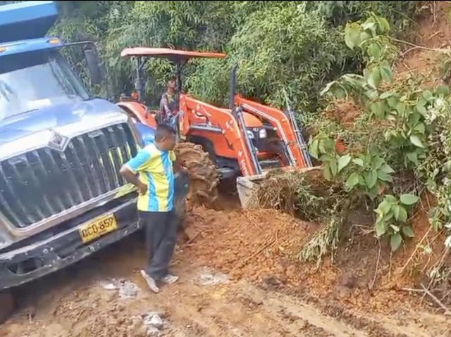 Remueven deslizamientos en la vía Los Pinos – Melcho en Piendamó Remueven deslizamientos en la vía Los Pinos – Melcho en Piendamó