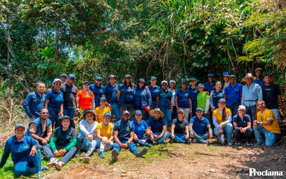 Siembran-árboles-para-proteger-quebrada-Agua-Clara-2 Siembran-árboles-para-proteger-quebrada-Agua-Clara-2
