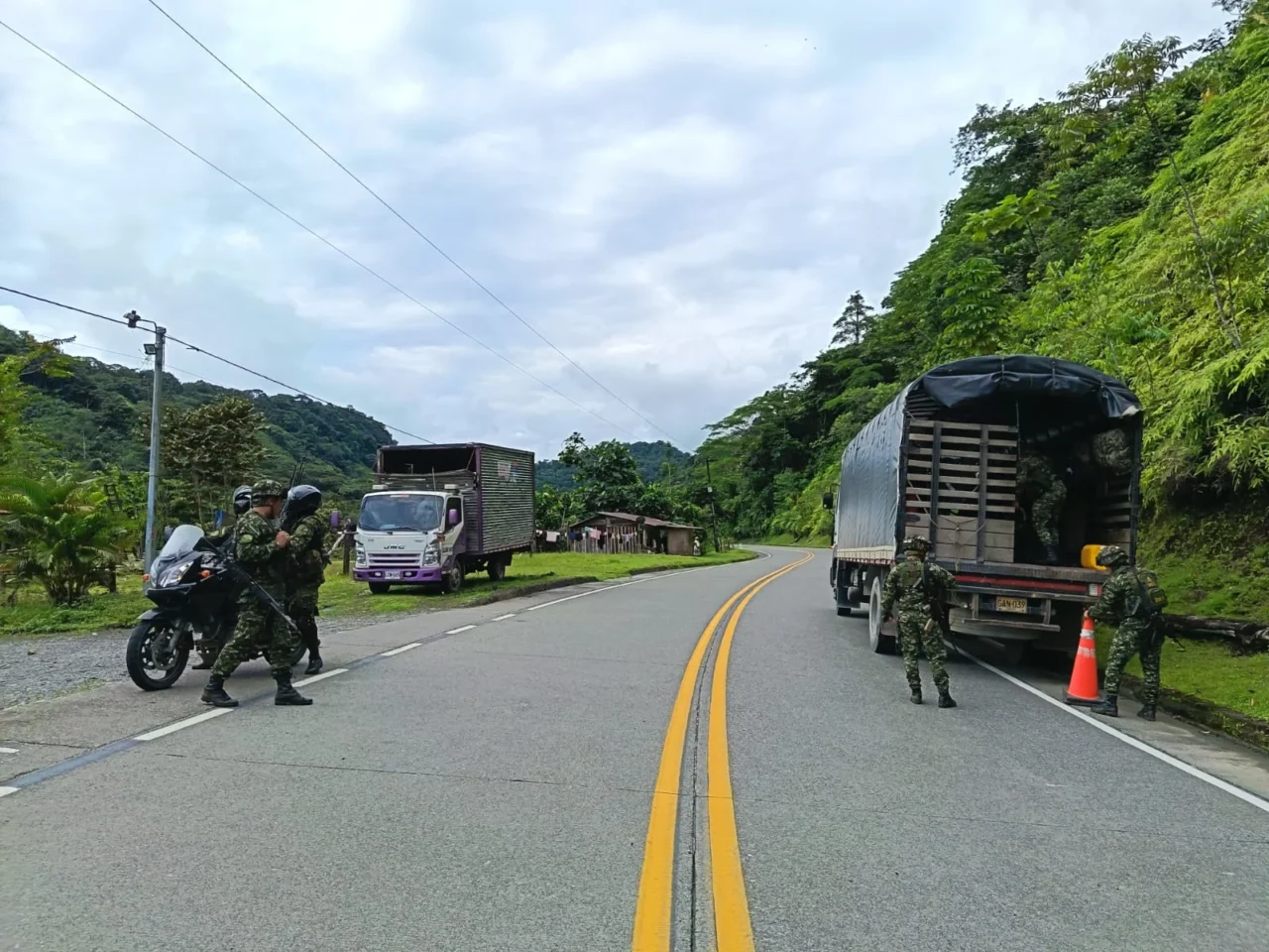 Soldados-del-Ejercito-Nacional-realizan-controles-de-seguridad-vial-en-la-via-entre-Las-Animas-y-Guarato-durante-la-Semana-Santa-en-Choco-1280x960.webp