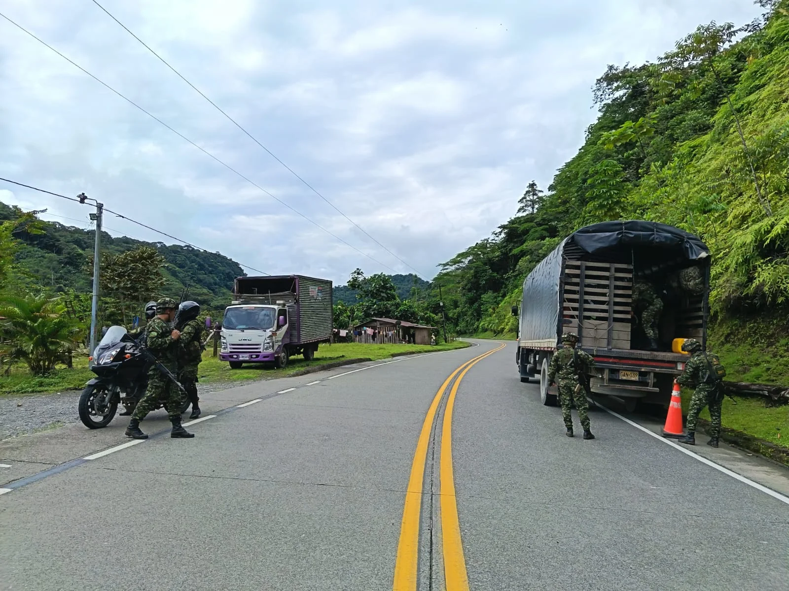 Soldados del Ejército Nacional realizan controles de seguridad vial en la vía entre Las Ánimas y Guarato durante la Semana Santa en Chocó