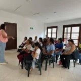 Mujeres del municipio participan en curso de bisutería organizado por la Alcaldía y la Secretaría de la Mujer y Juventud durante jornada de formación en 2026