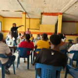 Funcionarios de la Alcaldía y la Gobernación del Cauca durante la capacitación en atención de emergencias en Crucero de Gualí, reunidos con la comunidad en espacio rural.