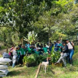 Participantes de una jornada de reforestación liderada en Caloto durante la conmemoración del Día Mundial de la Tierra