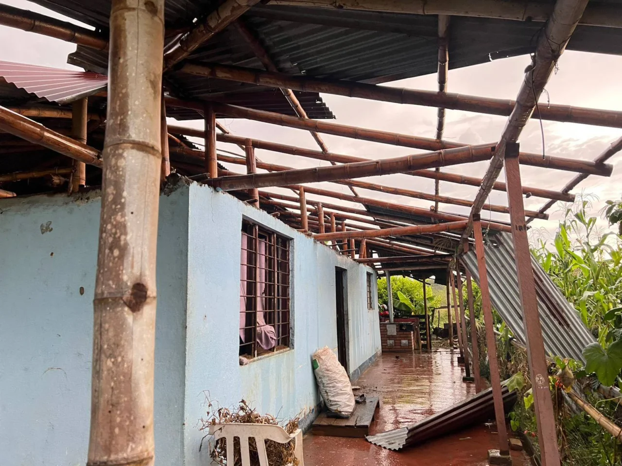 Equipos de la Administración Municipal verifican daños en viviendas afectadas por vendaval y fuertes lluvias en el municipio Equipos de la Administración Municipal verifican daños en viviendas afectadas por vendaval y fuertes lluvias en el municipio