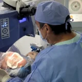 Adiós a las gafas “culo de botella”: tres avances tecnológicos que hoy permiten operarse a quienes antes no podían