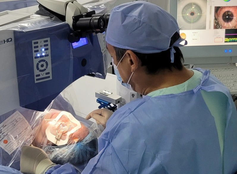 Adiós a las gafas “culo de botella”: tres avances tecnológicos que hoy permiten operarse a quienes antes no podían