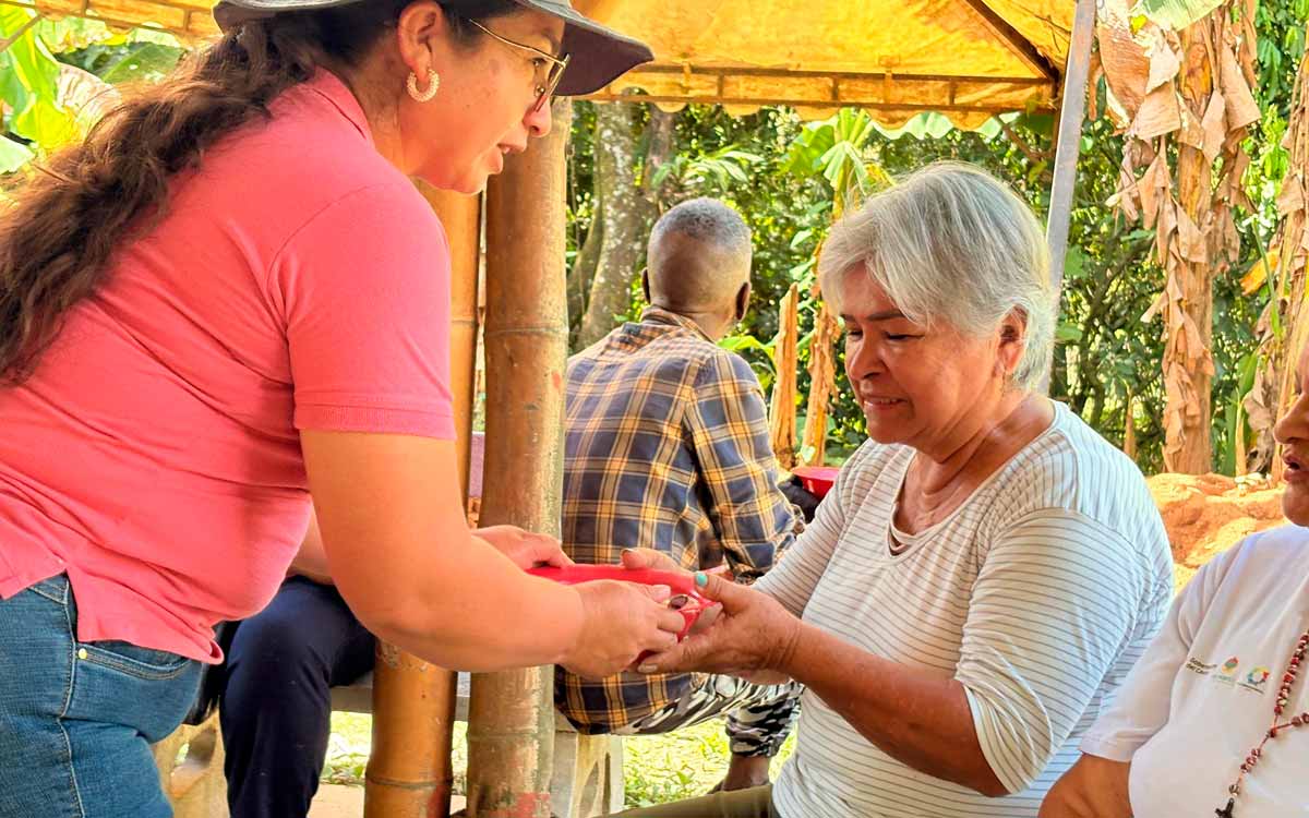 Adultos mayores de Suárez estrenan huerta comunitaria