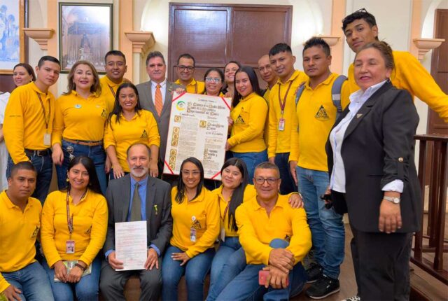 Asamblea entrega 'Orden del Gran Cauca' al Comité de Cafeteros Asamblea entrega 'Orden del Gran Cauca' al Comité de Cafeteros